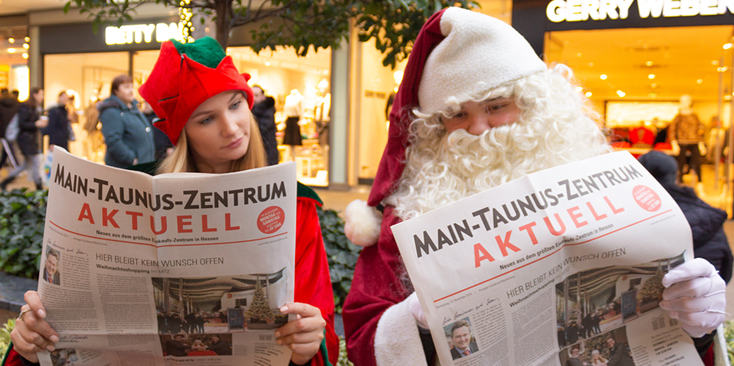 Elf i Mikołaj podczas świątecznej akcji w centrum handlowym